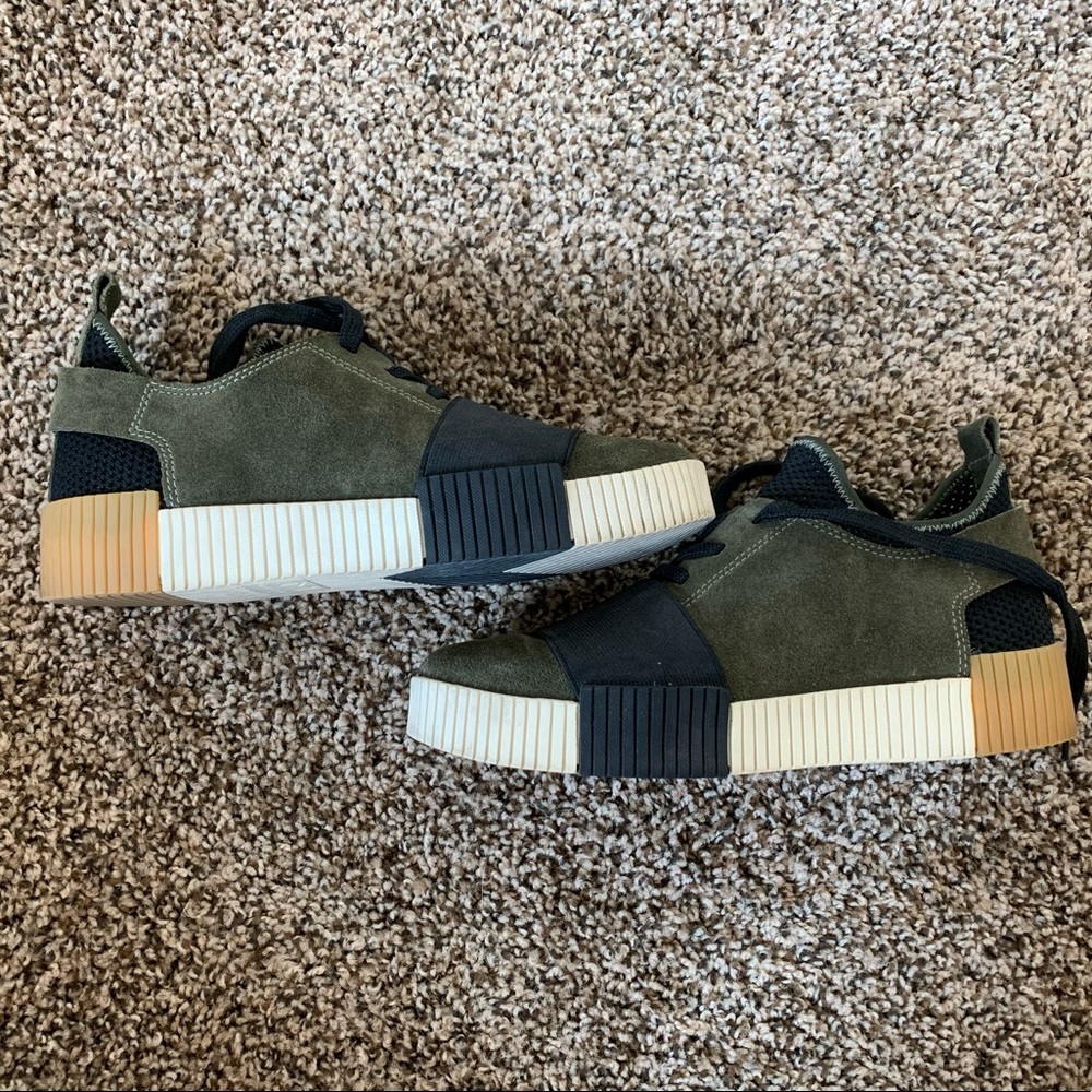 Marc Fisher Sneaker